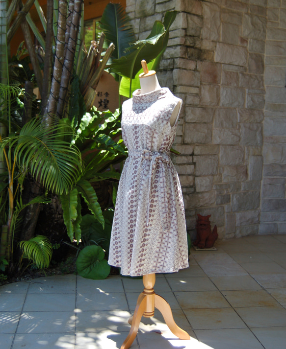 (M) 卷領刺繡刺繡沙米色古典連衣裙 第4張的照片