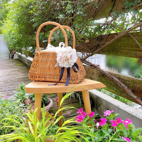 カゴバッグ 夏の定番 自然素材 ラタン 中袋付 コサージュ リボン 
