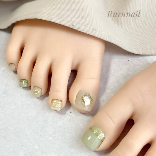 taquyumyaページ ネイルチップ ゴールド×ベージュのキラキラwinterネイル◇ネイルチップ【fuyu