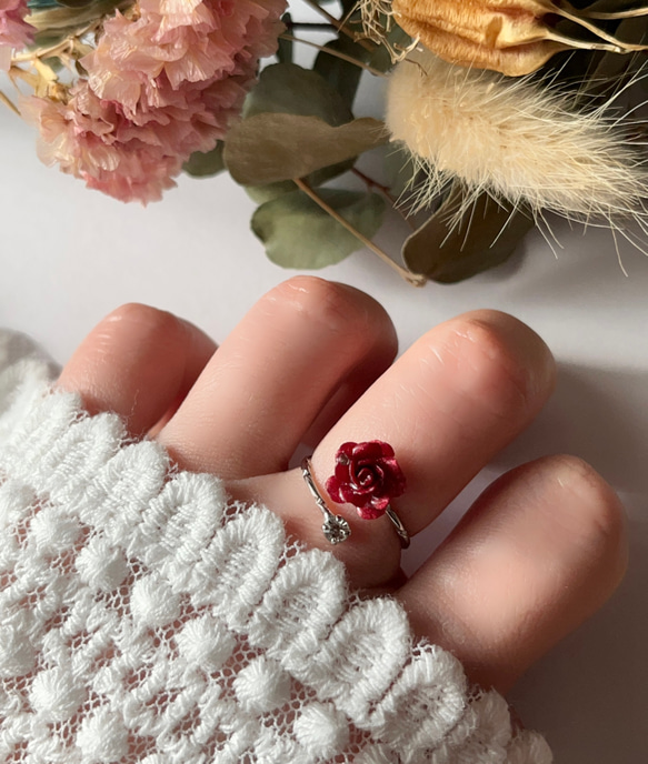 【紙ミニ薔薇 赤】本ロジウム　フォークリング　チェコガラスストーン付き　紙　花　指輪 2枚目の画像