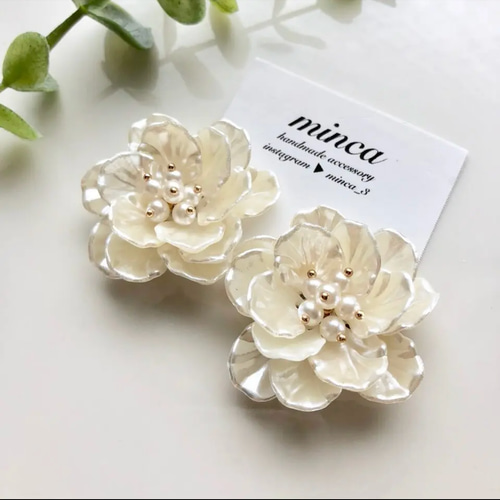 大ぶりのシェル調 お花ピアス/イヤリング 大振り ピアス（その他
