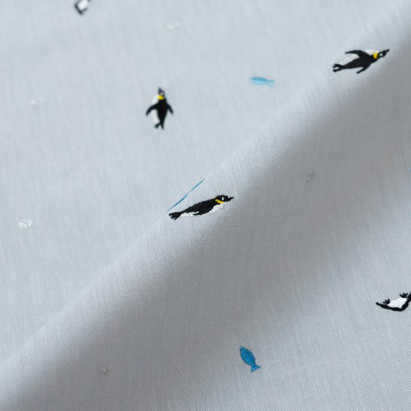刺繍生地 【すいすいペンギン/ペールグレー】 カットクロス 綿ポリ 1枚目の画像