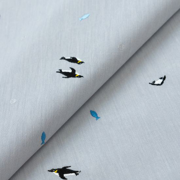 刺繍生地 【すいすいペンギン/ペールグレー】 カットクロス 綿ポリ 2枚目の画像