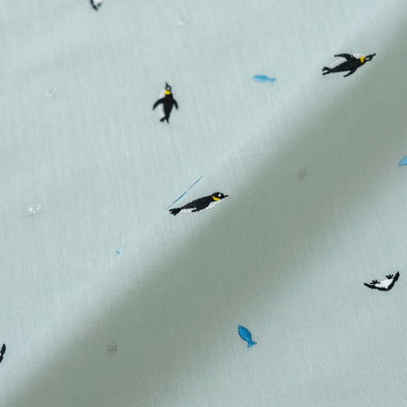 刺繍生地 【すいすいペンギン/ペールモス】 カットクロス 綿ポリ 1枚目の画像
