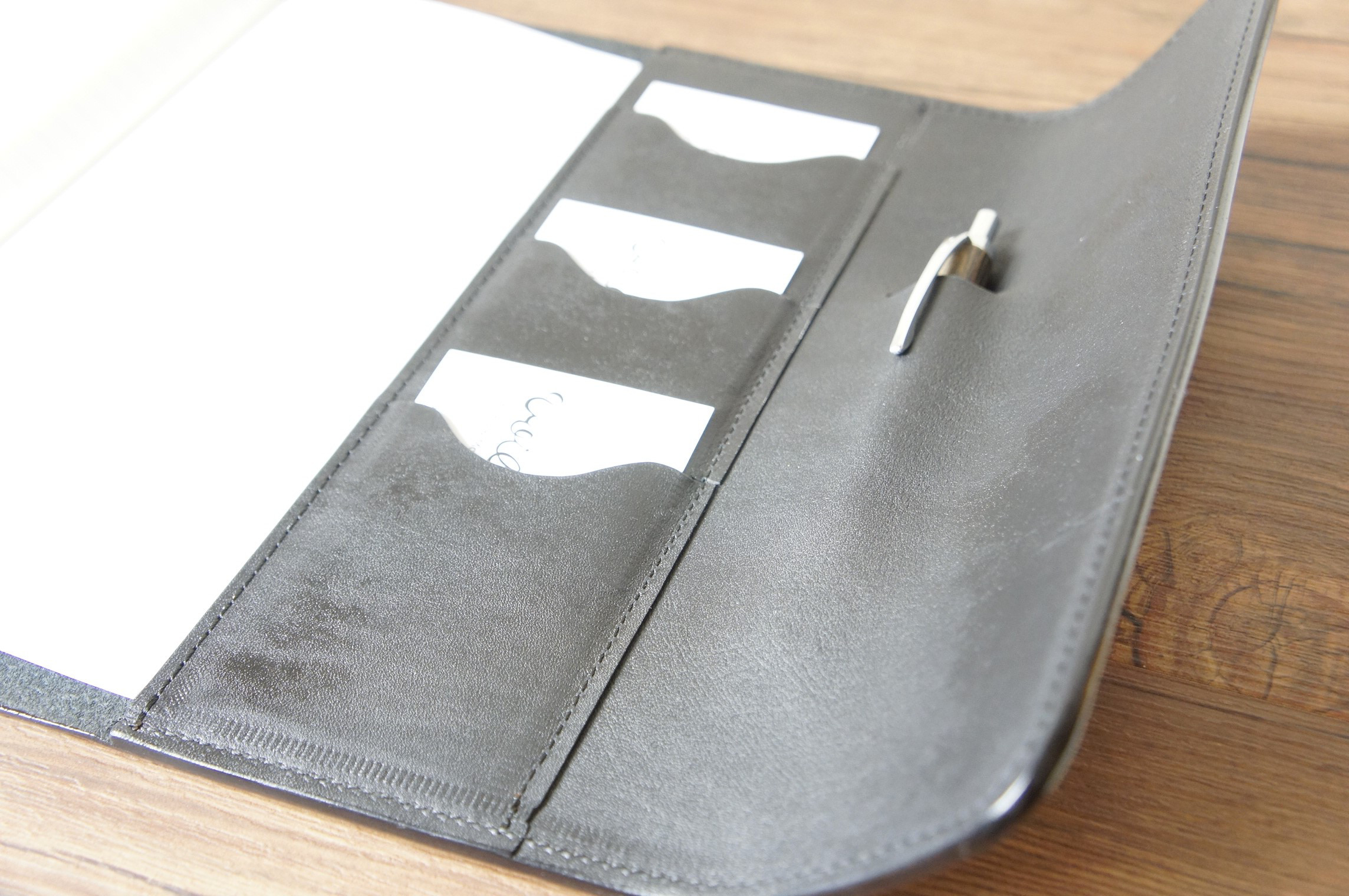 【カラーが選べる手帳カバー】A5サイズ◆オイルダコタ革◆黒◆波型◆三つ折り◆名入れ刻印◆ラッピング・送料無料