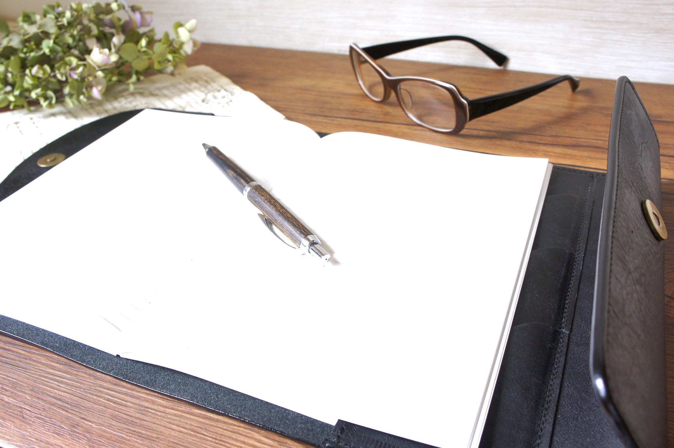 【カラーが選べる手帳カバー】A5サイズ◆オイルダコタ革◆黒◆波型◆三つ折り◆名入れ刻印◆ラッピング・送料無料