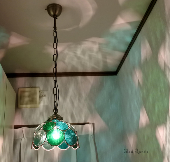 ステンドグラス エメラルドの雫玉ランプ  照明 ランプ ペンダント 3枚目の画像