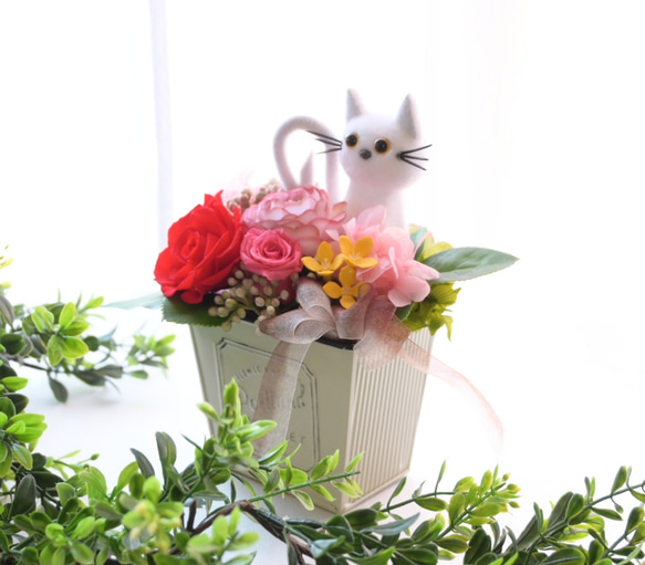 花と猫(レッド系)プリザーブドフラワー／ 猫 母の日 誕生日 フラワーギフト  花  猫好き プレゼント 置物 No.4 5枚目の画像