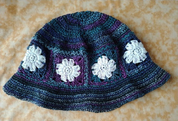 クラウン部分をモチーフ繋ぎで編んだ夏用帽子！熱で硬化する糸ダイヤプラスとの2本取りで編んでいます～～！ 7枚目の画像