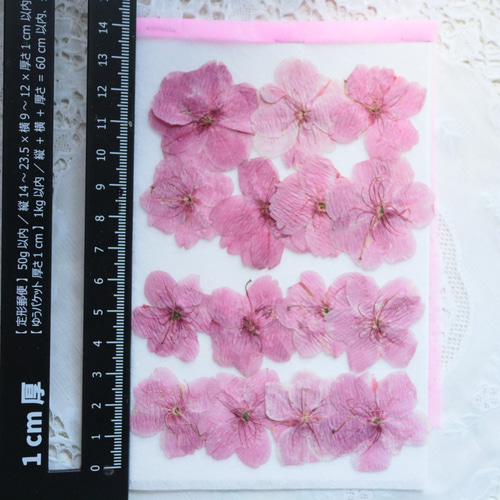 colorfulなお花に調和する2サイズのグリーン系ペーパーフラワー