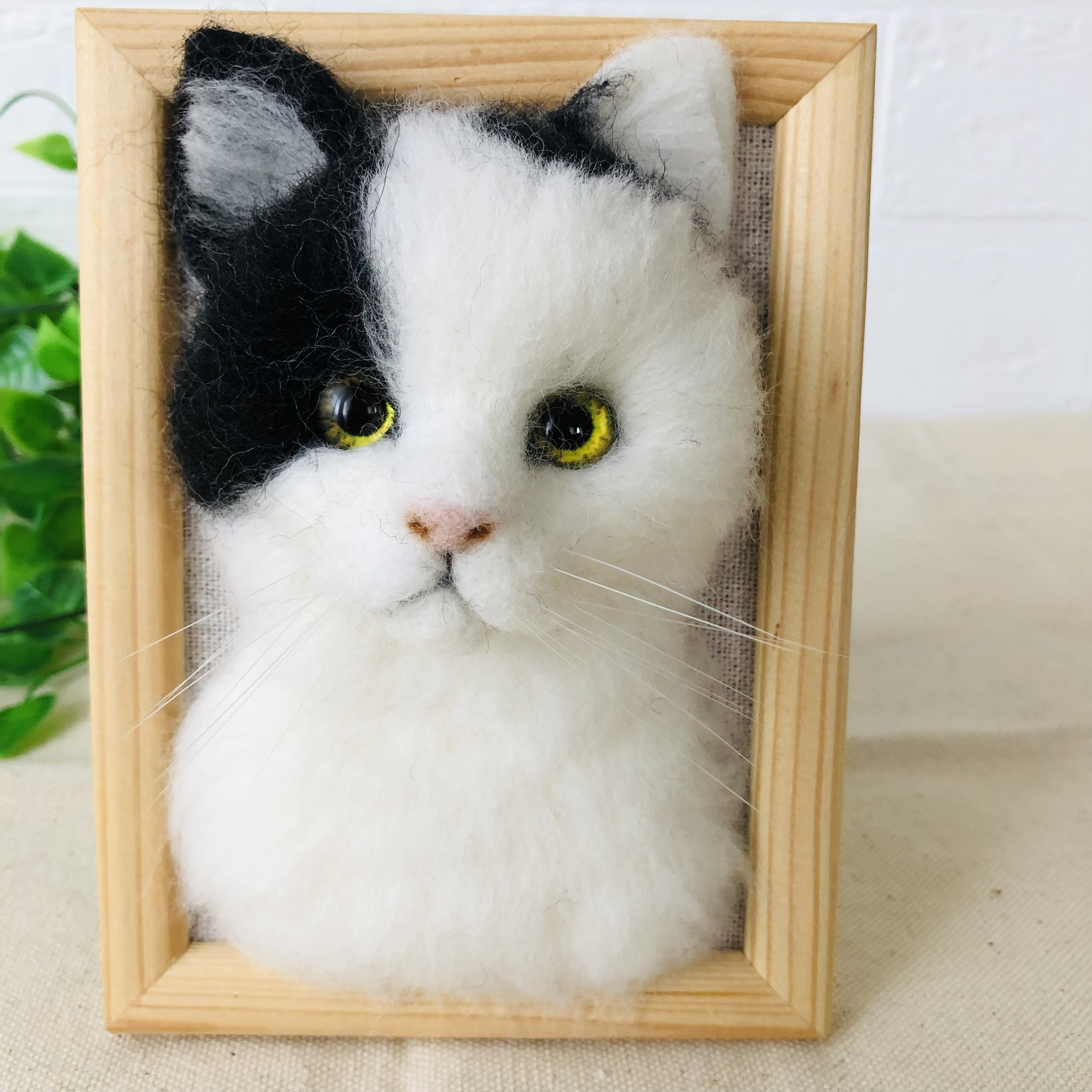 斜めを向いて寝ている白黒ハチワレ猫フレーム 羊毛フェルト 猫