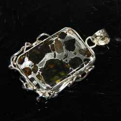 新作！宇宙の記憶！超貴重なベラルーシ産パラサイト隕石のペンダントトップ！天然石　ブラヒン　4 1枚目の画像