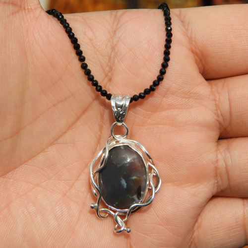 上品な輝き！キラキラが魅了するミニミニオパールペンダント！メイド