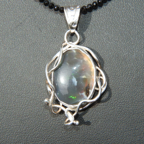 上品な輝き！キラキラが魅了するミニミニオパールペンダント！メイド