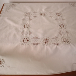 フランスの手仕事/アイボリー色 お花モチーフの手編みレースと手刺繍 生地 テーブルクロス (ヴィンテージ) 2枚目の画像