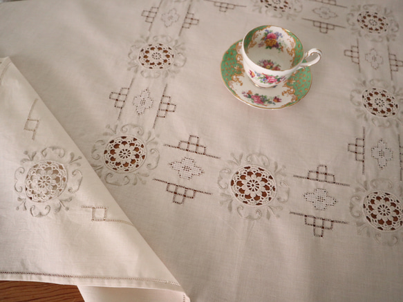 フランスの手仕事/アイボリー色 お花モチーフの手編みレースと手刺繍 生地 テーブルクロス (ヴィンテージ) 5枚目の画像