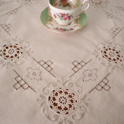 フランスの手仕事/アイボリー色 お花モチーフの手編みレースと手刺繍 生地 テーブルクロス (ヴィンテージ) 8枚目の画像