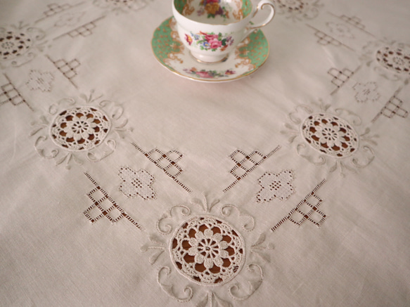 フランスの手仕事/アイボリー色 お花モチーフの手編みレースと手刺繍 生地 テーブルクロス (ヴィンテージ) 8枚目の画像