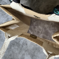 ビーズ刺繍の鳥さんブローチとシルクツイリースカーフのジュートバッグ❤️かごバッグ カゴ ビーズステッチ インコ オウム 10枚目の画像