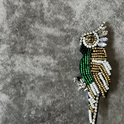 ビーズ刺繍の鳥さんブローチとシルクツイリースカーフのジュートバッグ❤️かごバッグ カゴ ビーズステッチ インコ オウム 11枚目の画像