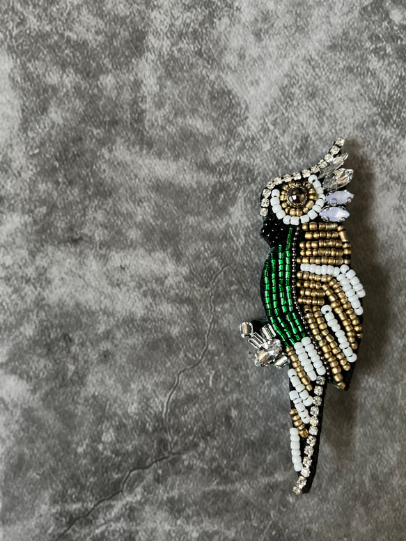ビーズ刺繍の鳥さんブローチとシルクツイリースカーフのジュートバッグ❤️かごバッグ カゴ ビーズステッチ インコ オウム 11枚目の画像