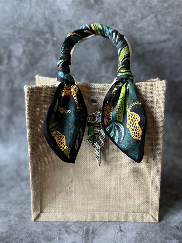 ビーズ刺繍の鳥さんブローチとシルクツイリースカーフのジュートバッグ❤️かごバッグ カゴ ビーズステッチ インコ オウム 3枚目の画像