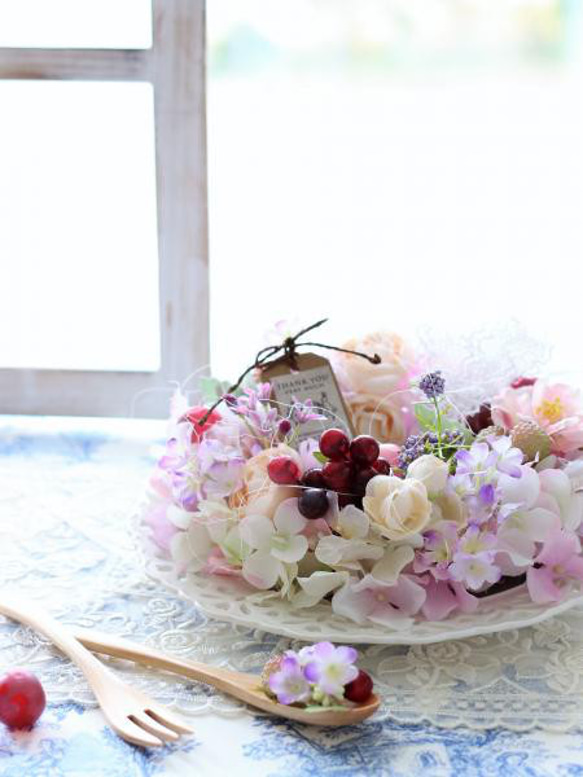 おいしそうなスイーツリース♡可愛らしいお花とつやつやの葡萄・野いちごetc. 6枚目の画像