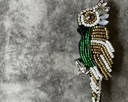 鳥さんのビーズ刺繍ブローチ❤️インコ オウム デリカビーズ