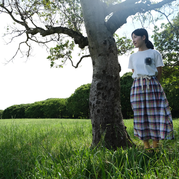 【すぐのお届け♪】花の手刺繍　半袖Tシャツ 2枚目の画像