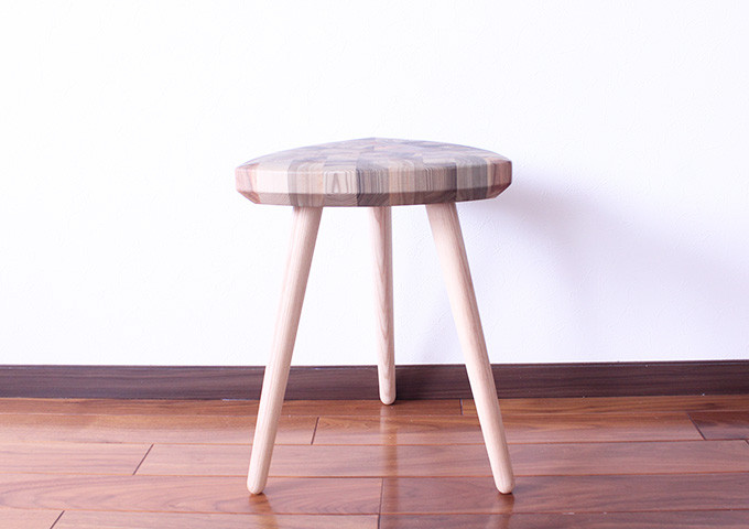 さんかくスツール・杉(埋れ木)_N02