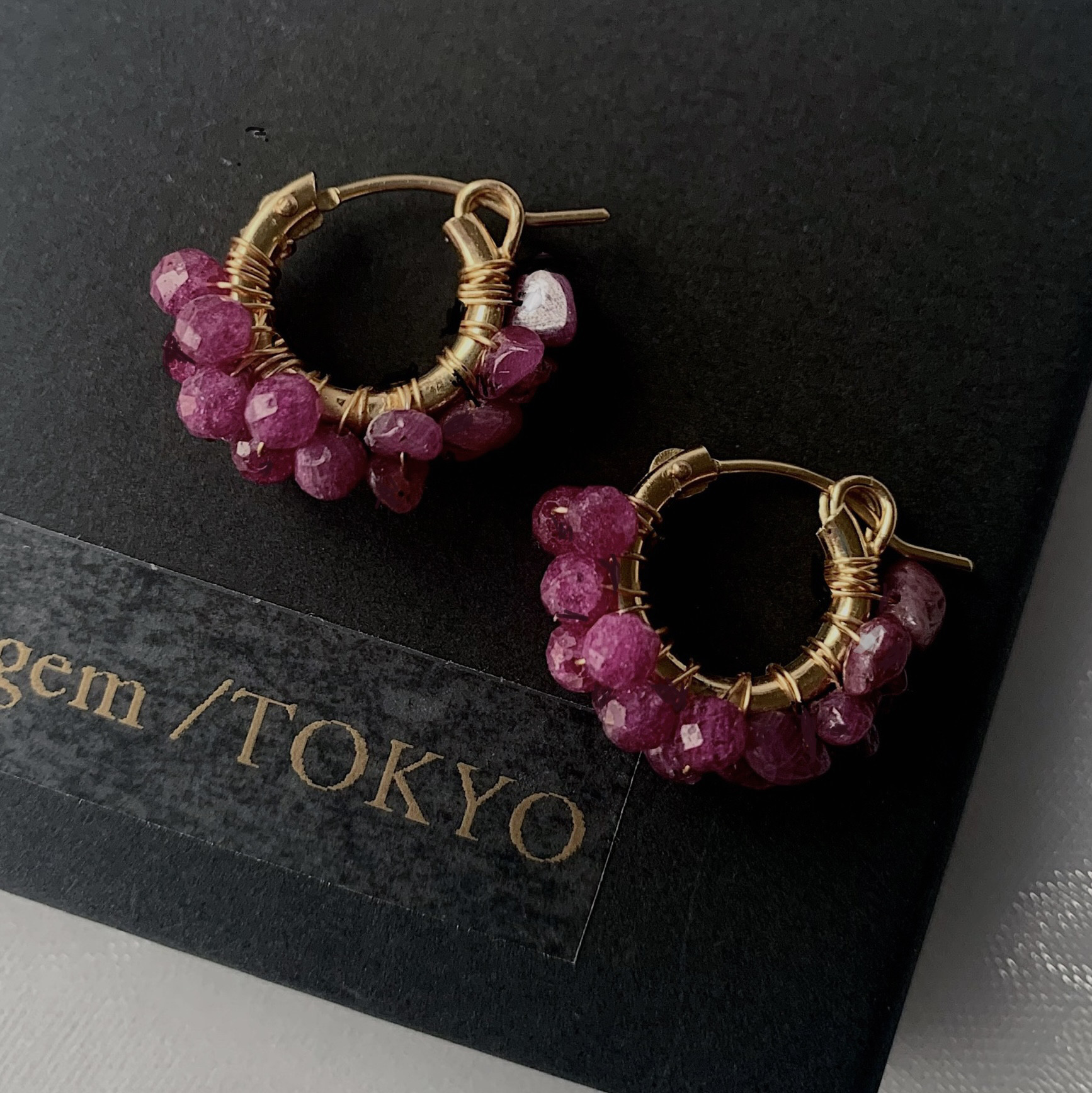 【14kgf】ルビーのAA＋＋多面カット×小さなラフナゲットの組み合わせが個性的な赤いミニフープ