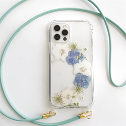 ［特集掲載］かすみ草と紫陽花 押し花ケース iPhone15/13/SE/12 スマホショルダー 斜め掛け スマホケース 3枚目の画像