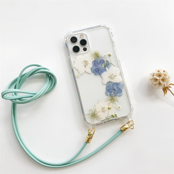 ［特集掲載］かすみ草と紫陽花 押し花ケース iPhone15/13/SE/12 スマホショルダー 斜め掛け スマホケース 1枚目の画像