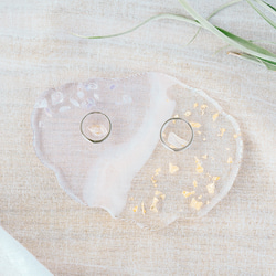 クリスタルのリングピロー　ウエディング　結婚式　花嫁　結婚式アイテム　指輪  金箔ラメ　レジン 1枚目の画像