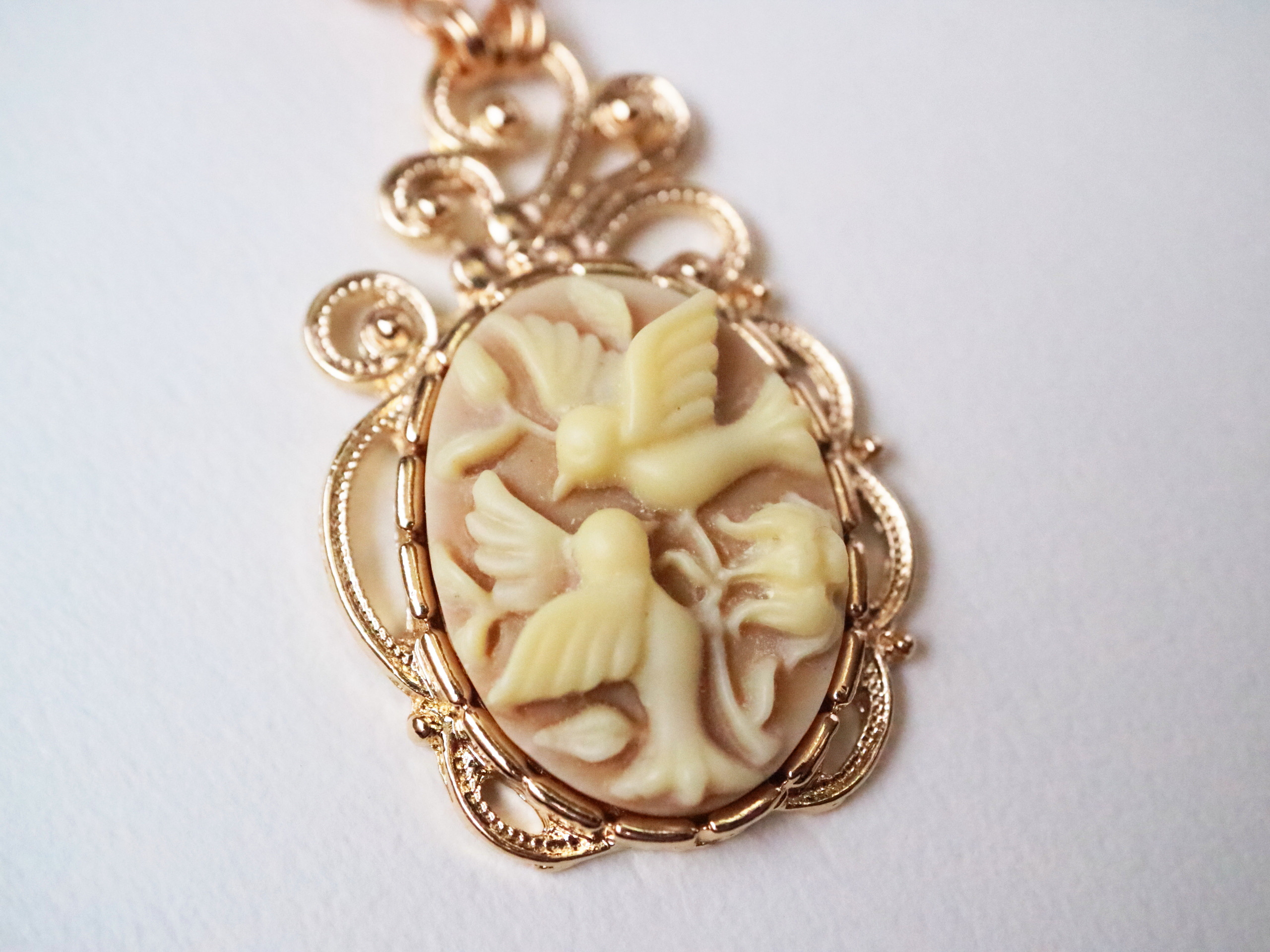 カメオのネックレス　小鳥たち（キャラメルミルクティー）＊チェコビーズ パール 茶 ブラウン ベージュ