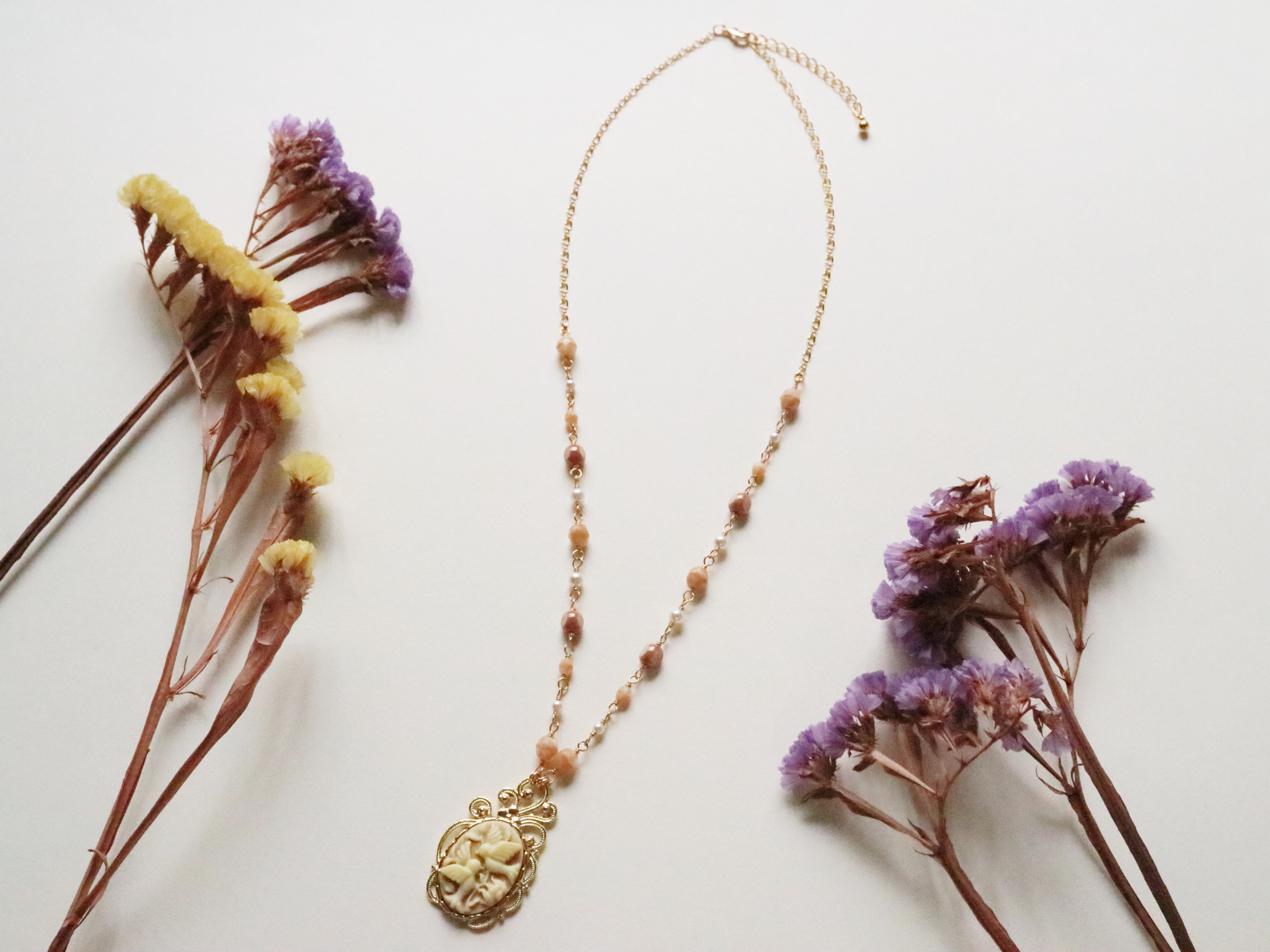 カメオのネックレス　小鳥たち（キャラメルミルクティー）＊チェコビーズ パール 茶 ブラウン ベージュ