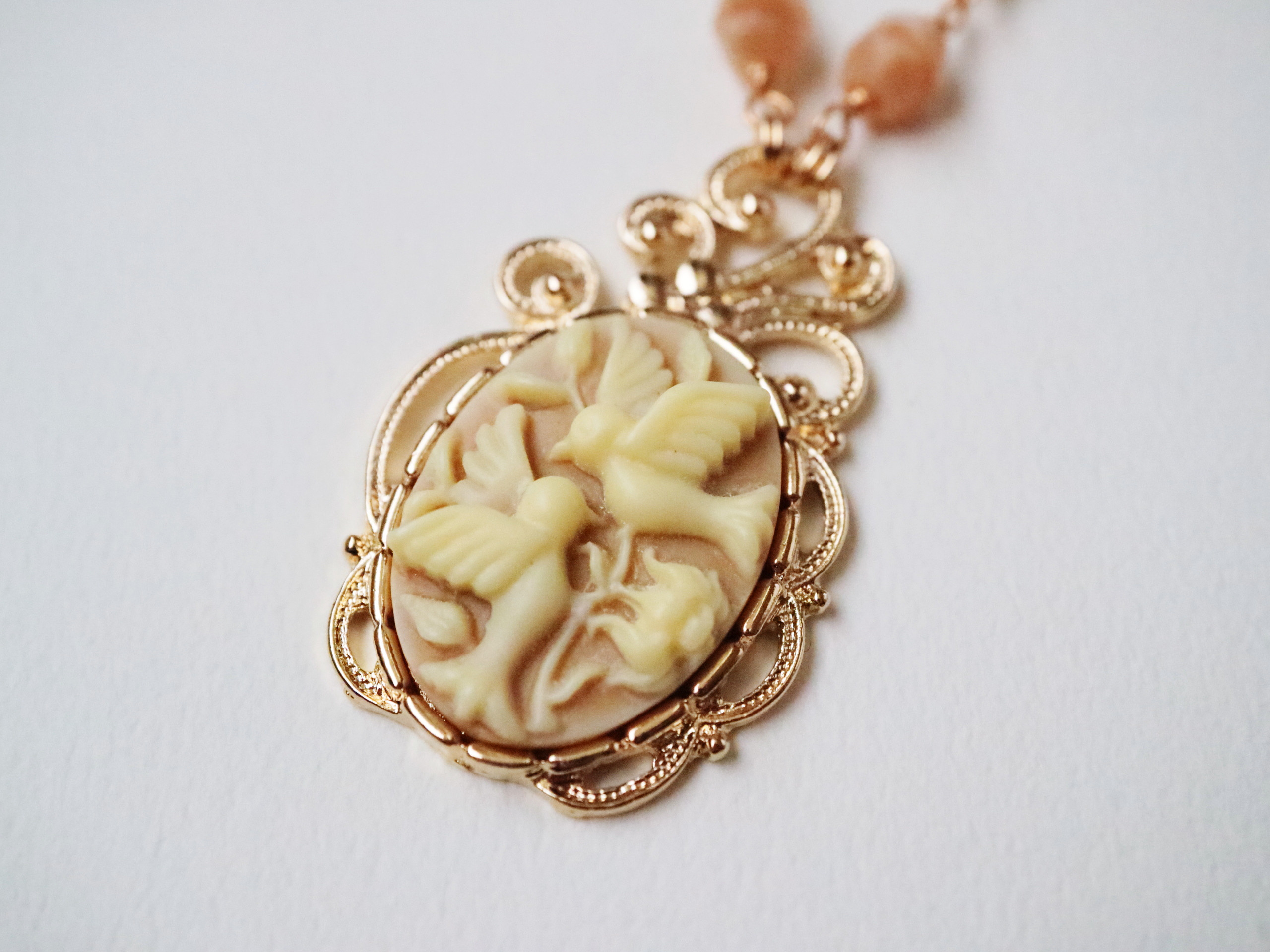 カメオのネックレス　小鳥たち（キャラメルミルクティー）＊チェコビーズ パール 茶 ブラウン ベージュ