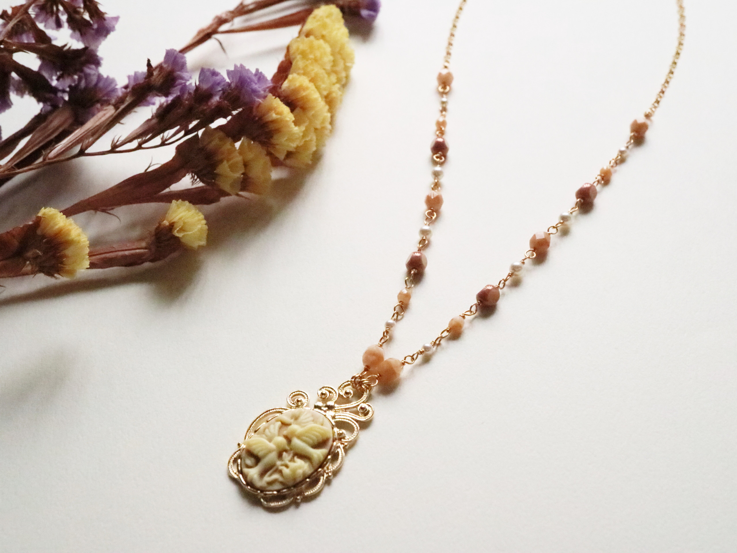 カメオのネックレス　小鳥たち（キャラメルミルクティー）＊チェコビーズ パール 茶 ブラウン ベージュ