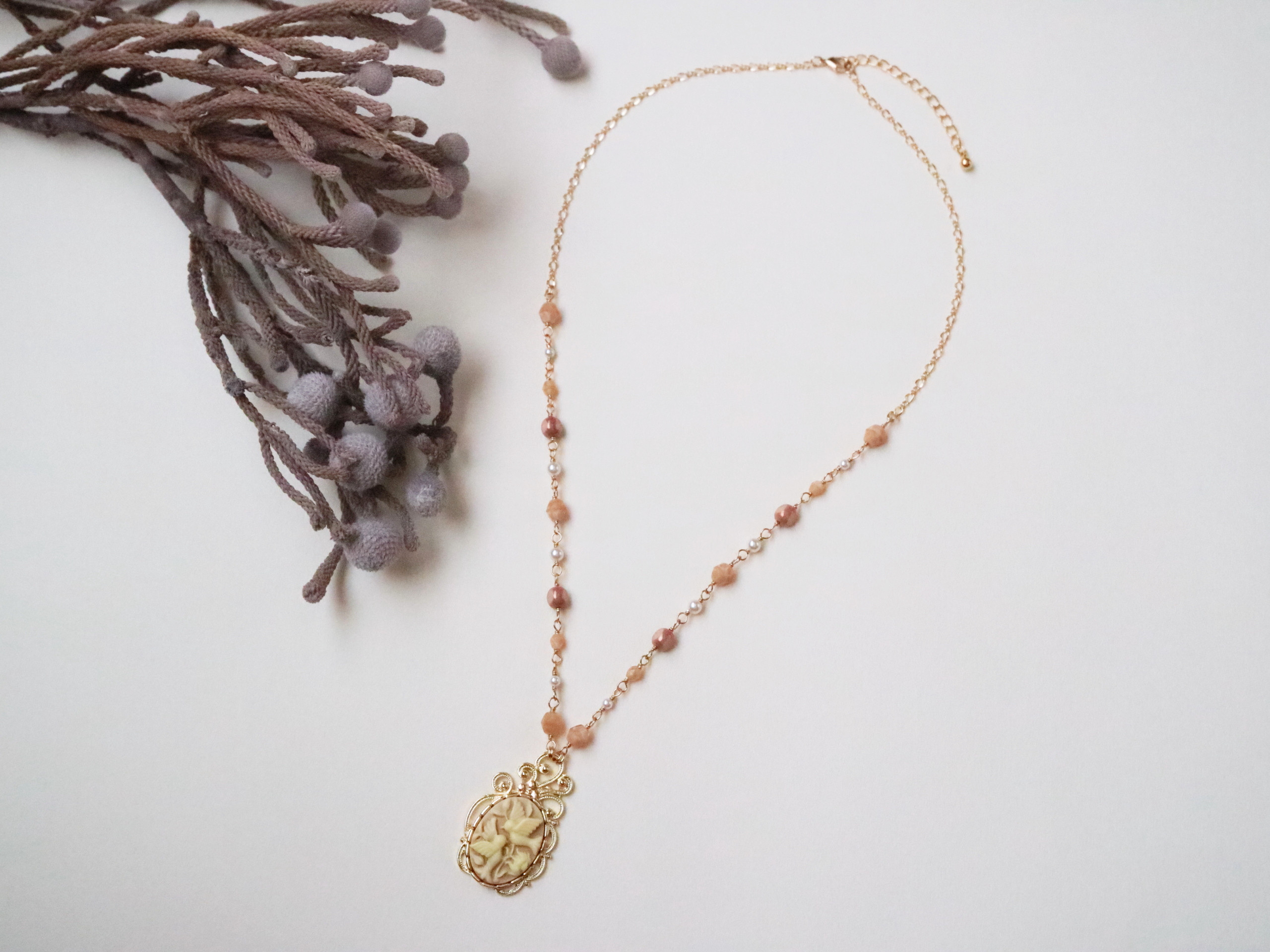 カメオのネックレス　小鳥たち（キャラメルミルクティー）＊チェコビーズ パール 茶 ブラウン ベージュ