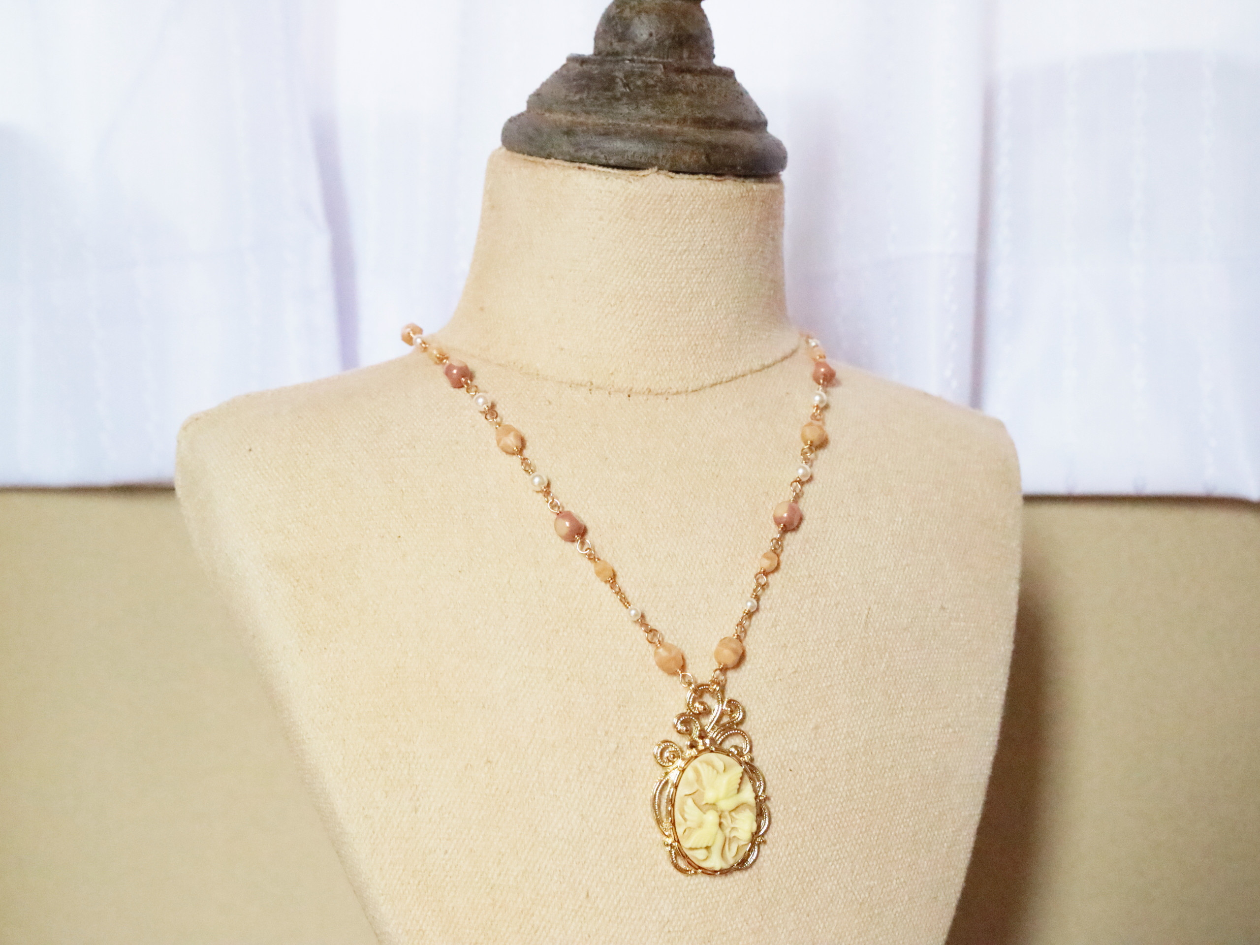 カメオのネックレス　小鳥たち（キャラメルミルクティー）＊チェコビーズ パール 茶 ブラウン ベージュ