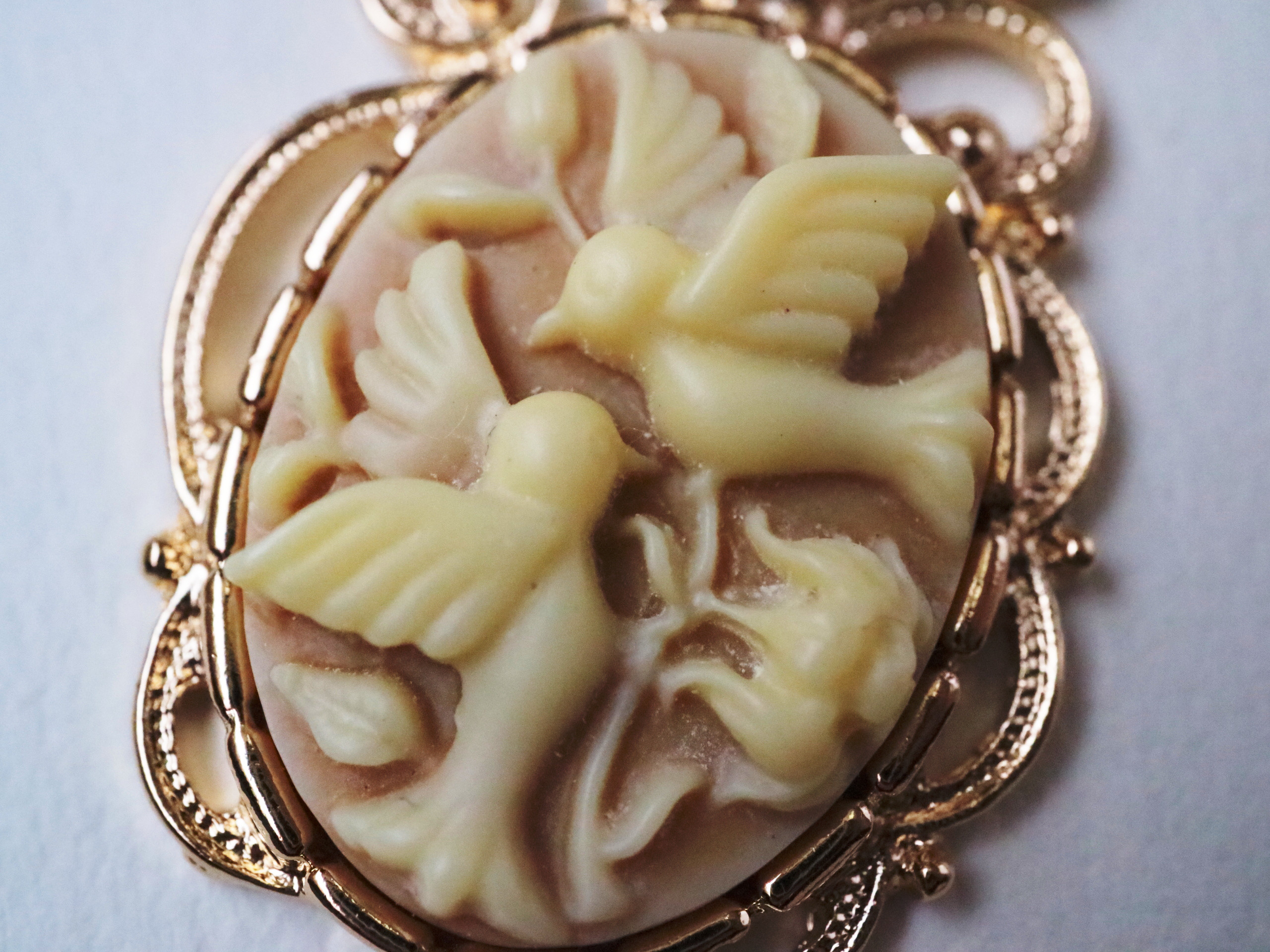 カメオのネックレス　小鳥たち（キャラメルミルクティー）＊チェコビーズ パール 茶 ブラウン ベージュ