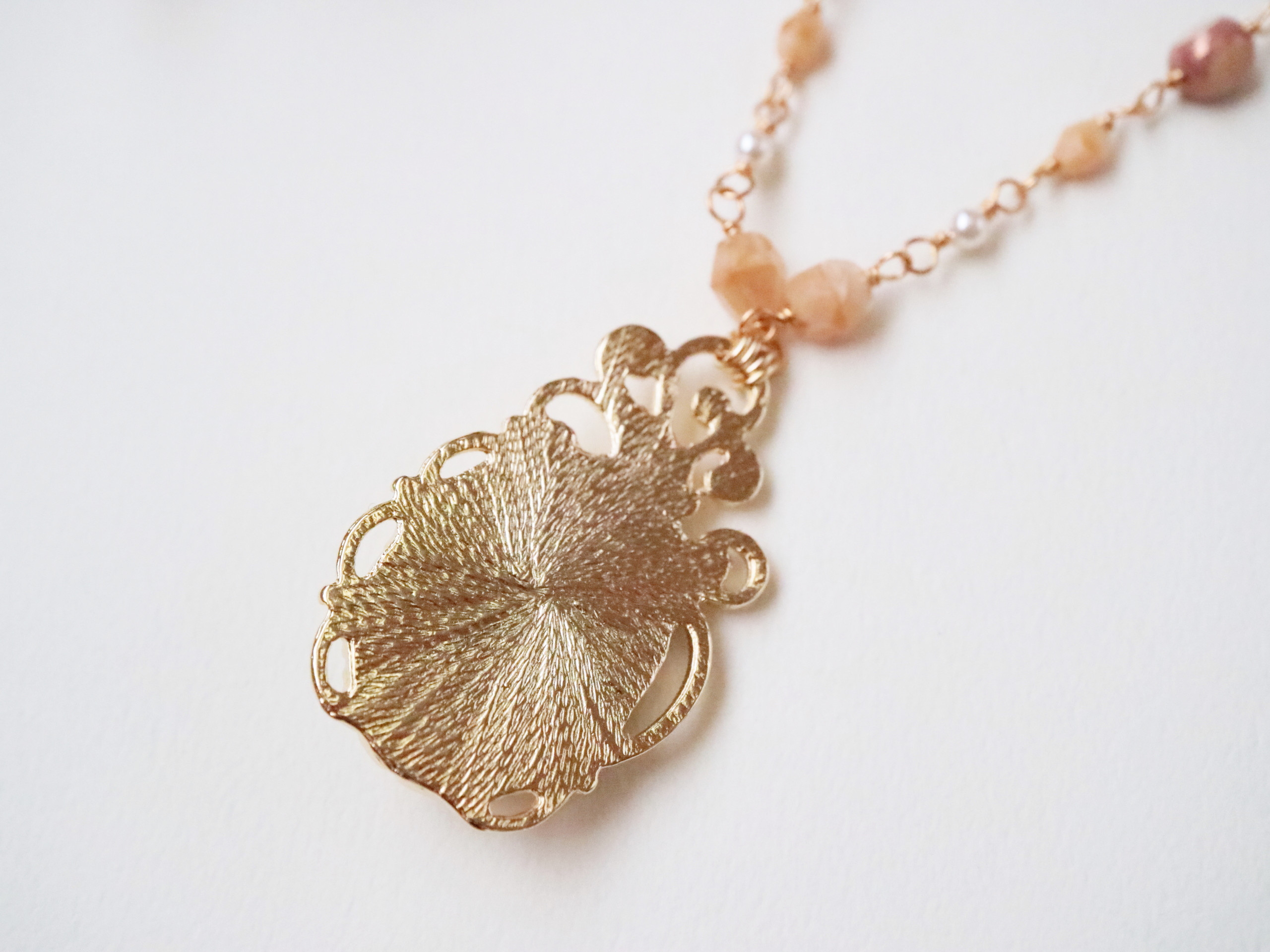 カメオのネックレス　小鳥たち（キャラメルミルクティー）＊チェコビーズ パール 茶 ブラウン ベージュ