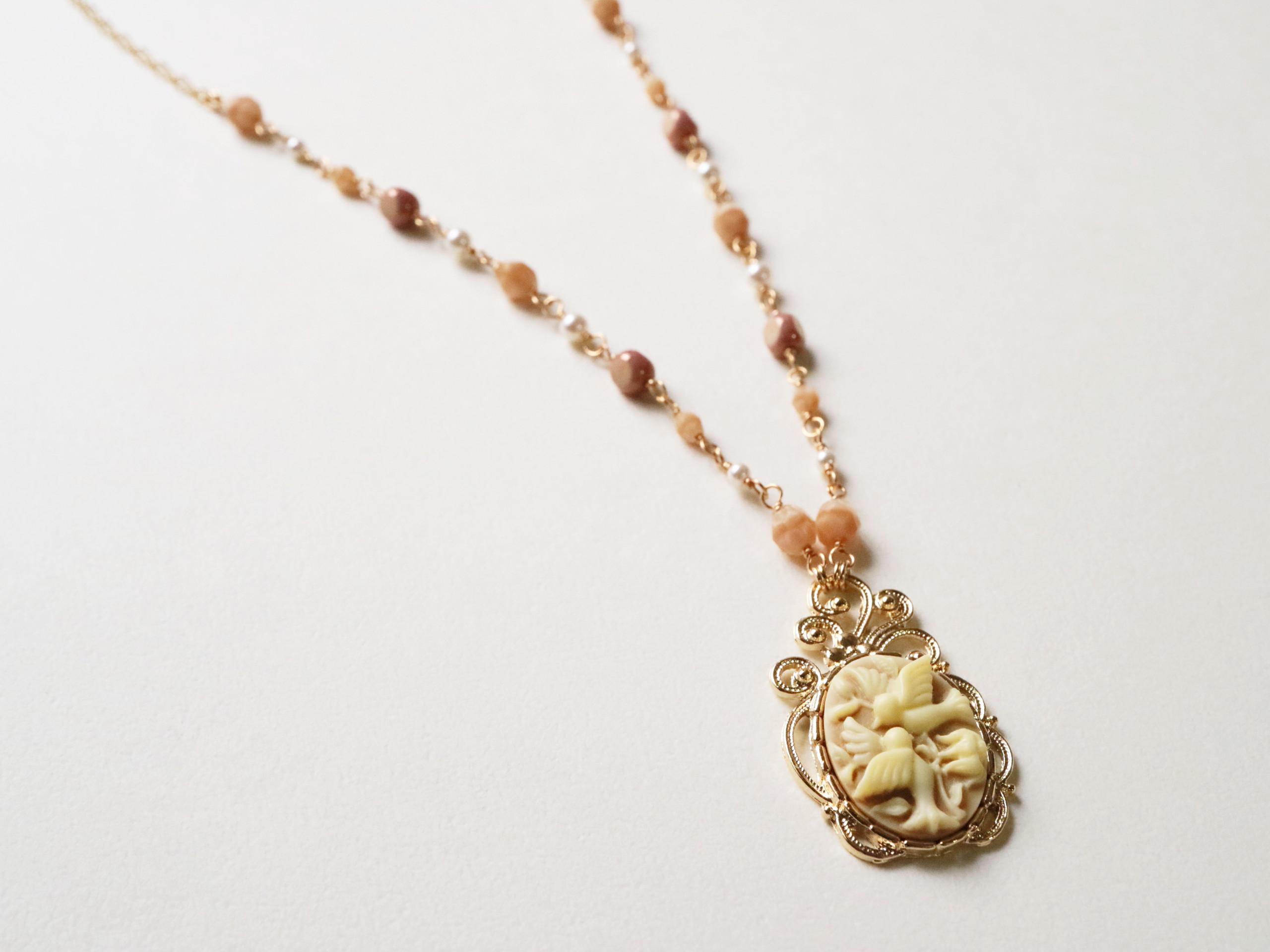 カメオのネックレス　小鳥たち（キャラメルミルクティー）＊チェコビーズ パール 茶 ブラウン ベージュ