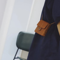 真皮扁平迷你肩背包、小斜背包、皮革手拿包 第3張的照片