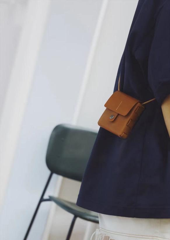 真皮扁平迷你肩背包、小斜背包、皮革手拿包 第3張的照片