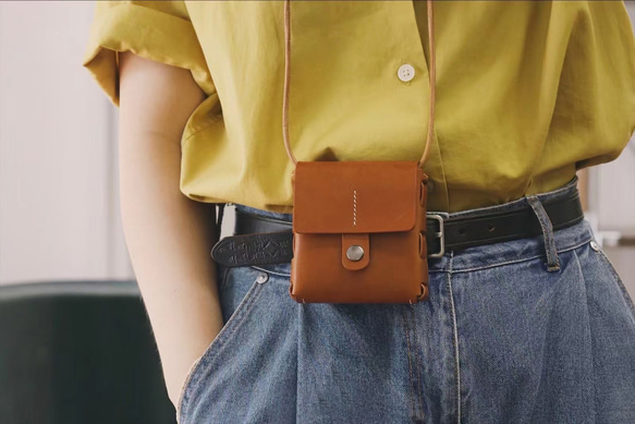 真皮扁平迷你肩背包、小斜背包、皮革手拿包 第1張的照片