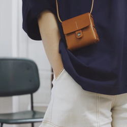 真皮扁平迷你肩背包、小斜背包、皮革手拿包 第2張的照片