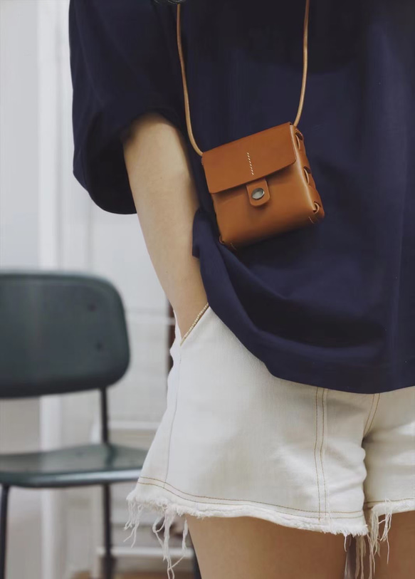 真皮扁平迷你肩背包、小斜背包、皮革手拿包 第2張的照片