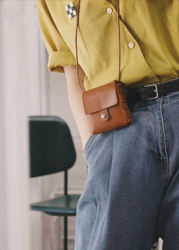 真皮扁平迷你肩背包、小斜背包、皮革手拿包 第4張的照片