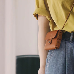 真皮扁平迷你肩背包、小斜背包、皮革手拿包 第5張的照片